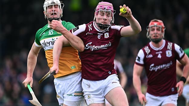 Cillian Trayers, Galway, and Oisín Kelly, Offaly, in Allianz Hurling League action. Photo by Piaras Ó Mídheach/Sportsfile